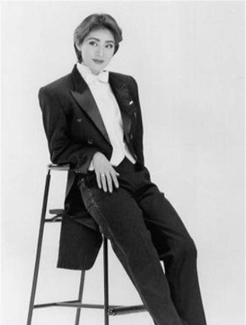 男扮女装30年,无数女人为她着迷,却选择终身不嫁_天海佑希_女性_成为