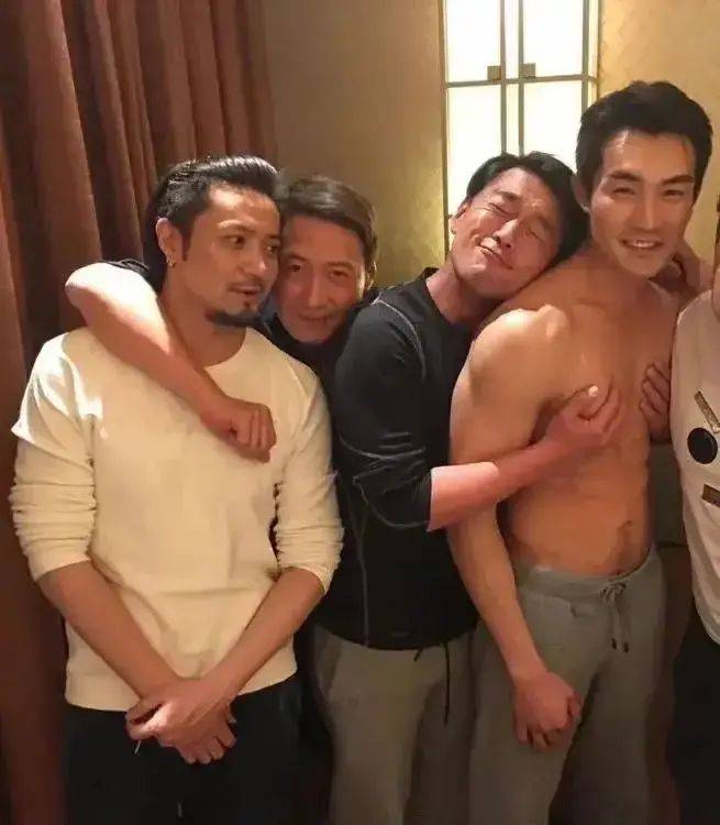 王耀庆抓肌肉男的胸?_男人_照片