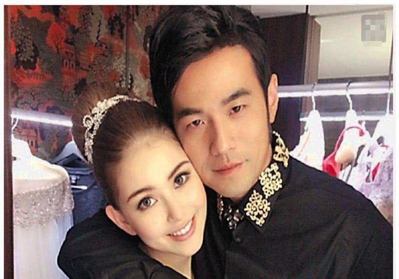 昆凌周杰伦共同出席电影活动,婚后首次合体,甜蜜爱情令人甜蜜.