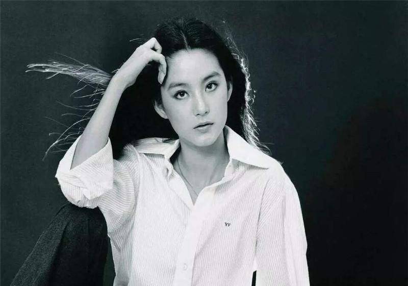 66岁林青霞近照!皮肤细腻气质优雅,与友人聚餐状态年轻有元气.