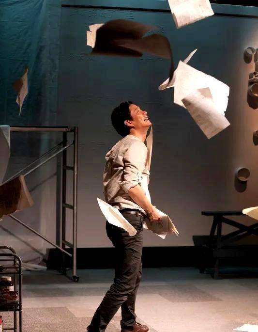 杨浩宇的艺术道路充满曲折和挑战,但这些经历却塑造了他独特的人生