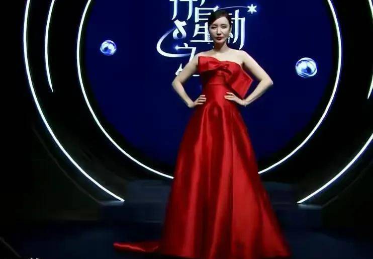 辣目洋子本身就以与众不同的风格吸了很多粉,这次依旧是二次元的发型