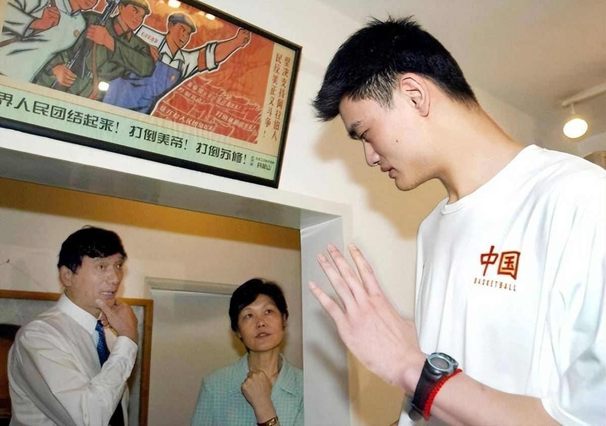 姚明妻子42岁仍风韵犹存,13岁女儿2米身高抢镜,国籍问题引争议_叶莉