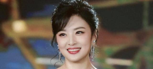 从央视一姐到央企董事长,跟董卿走上了截然不同的两