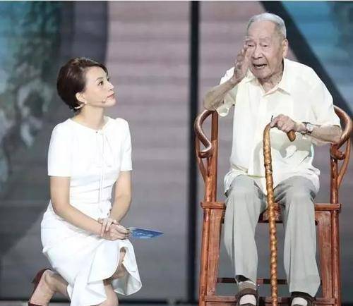 董卿录节目被偶遇!