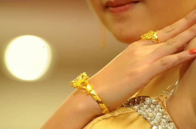 女性左手坚持佩戴"金手镯",或会带来4个变化,多数人