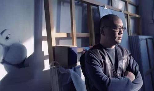 他是周春芽哥们,一幅全家福卖9420万,却被嘲讽"挂墙上能镇鬼"_张晓刚