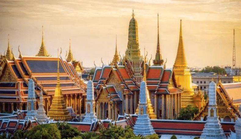 "龙婆坤:捐款60亿泰铢,接受国王跪拜,一生是个传奇_佛教_寺庙_佛法