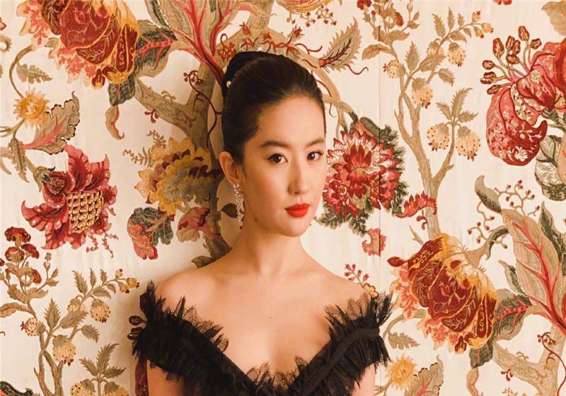 刘亦菲臭美被拍,自嘲台前幕后状态满分,皮肤细腻令人羡慕.