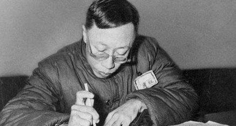 末代皇帝溥仪亲自买烧饼,吃了一口直接呆住,原来太监一直在骗我_事情