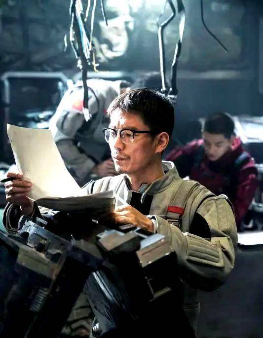 杨浩宇在剧中的表演不仅体现了他对角色的深刻理解,也展现了他将科幻