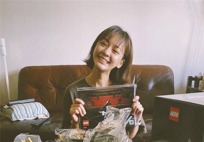 陈意涵一家三口逛公园,儿子呆萌可爱丈夫却苍老了许多.