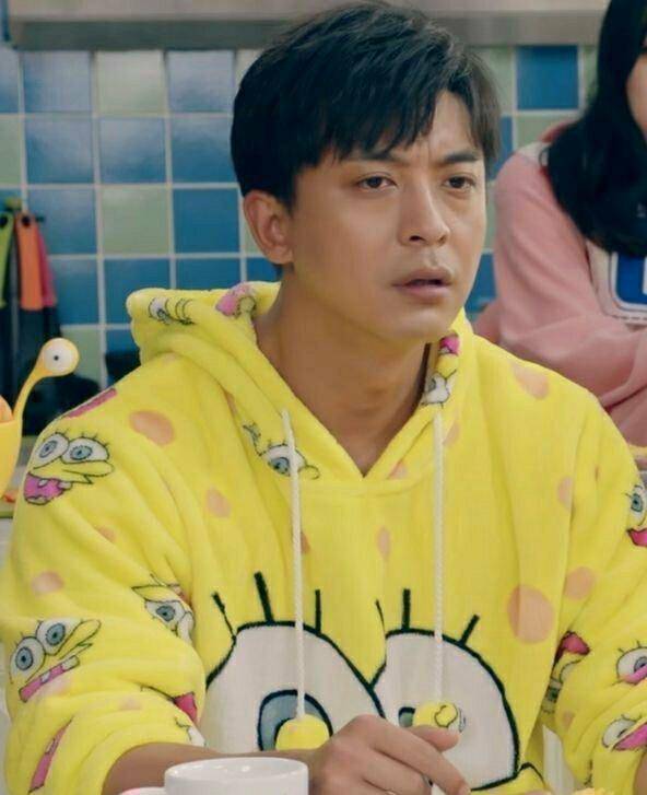 李佳航更新微博简介,仅用2字代替.