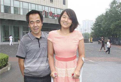 篮球女孩钱红艳:4岁失去双腿,被教练选中后,靠半截身体夺得冠_游泳