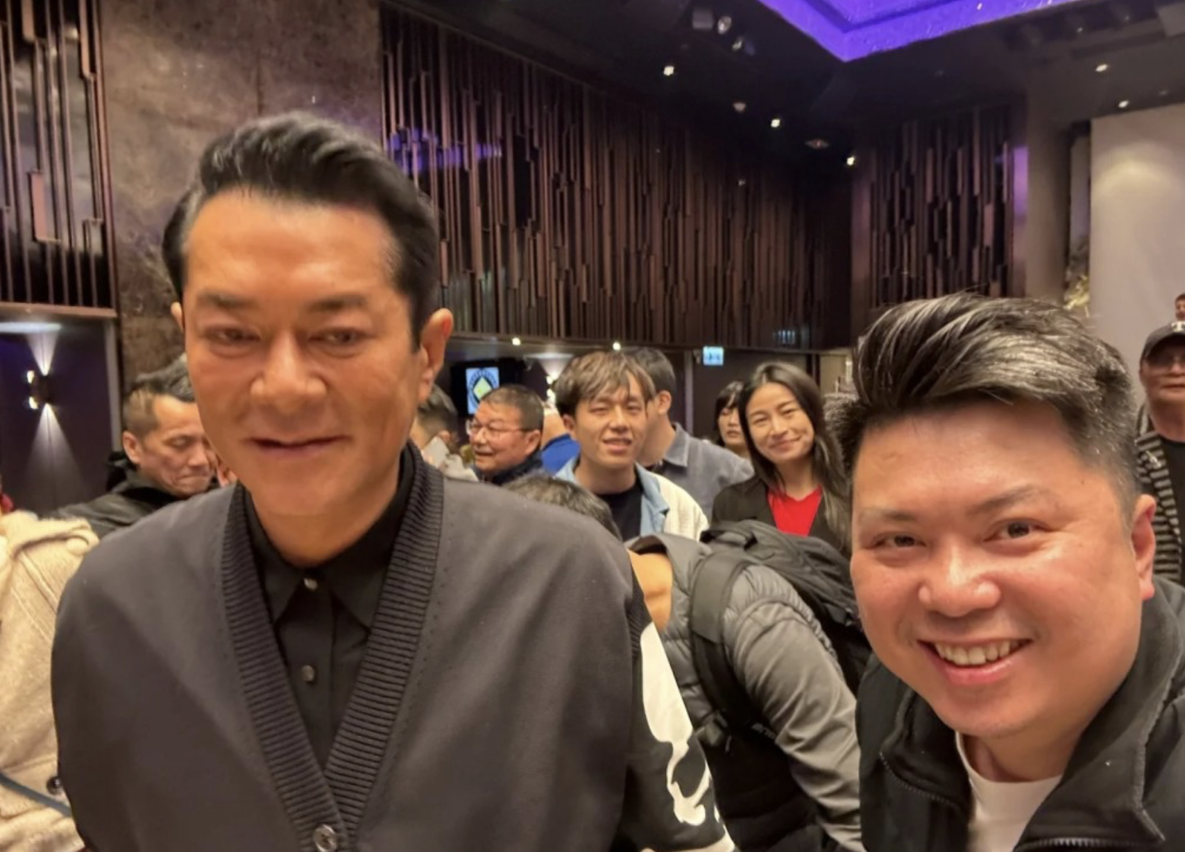 钱嘉乐举办动作演员春茗,古天乐现身众人争相留影,合照略显疲惫_活动