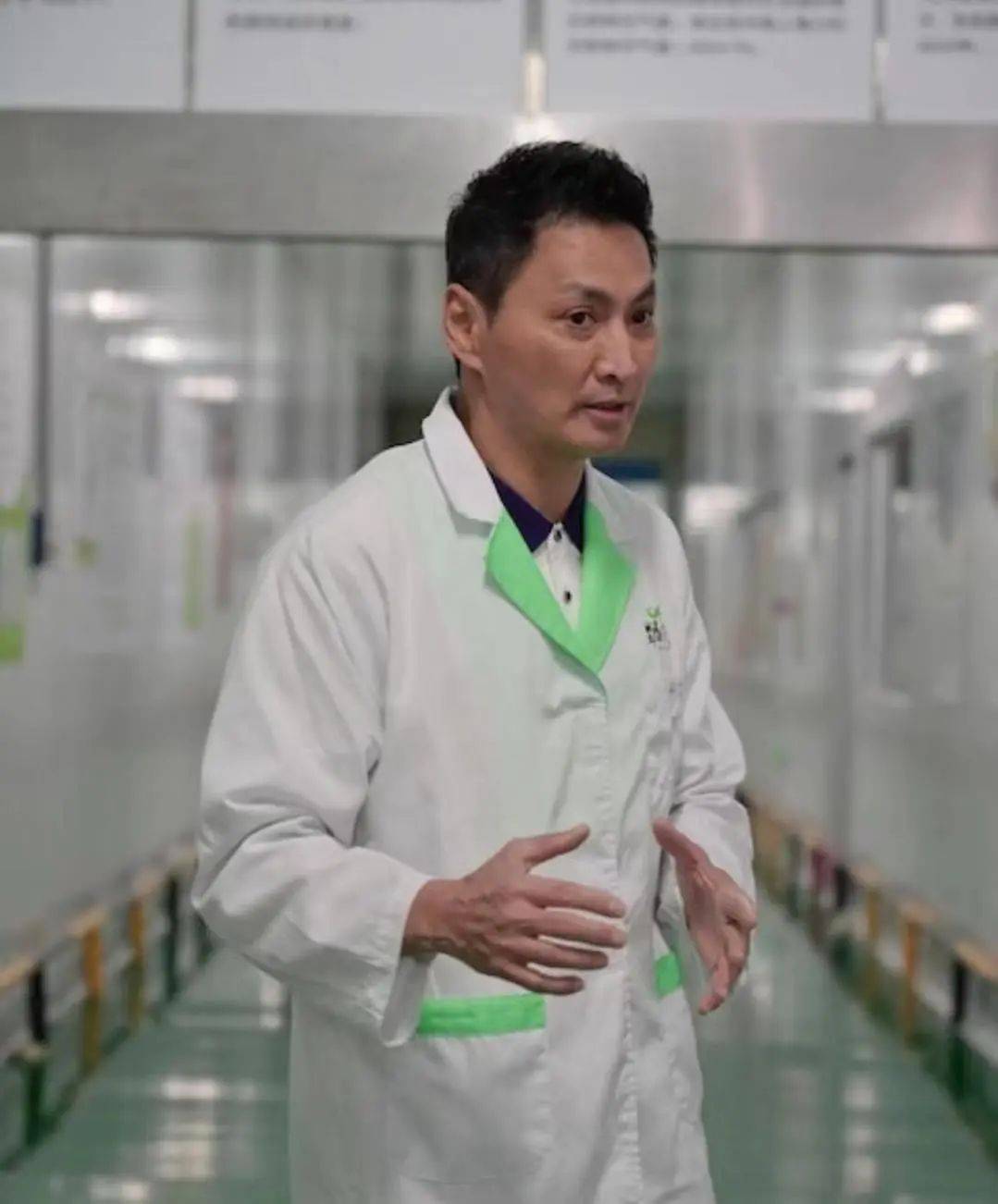 隐婚生女,娇妻约三四十岁,在内地开厂身家过亿_何家劲_妻子_李子雄