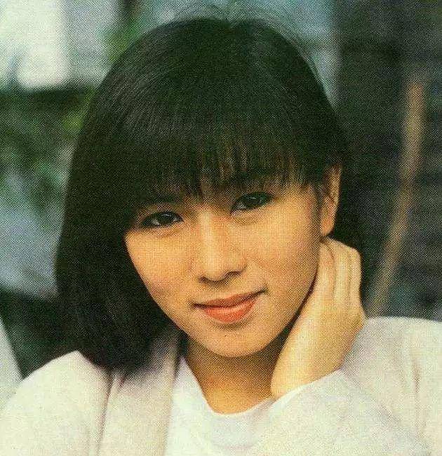 周星驰不婚原因浮出水面,答案就"藏"在他一直不愿摘的帽子里_罗慧娟_