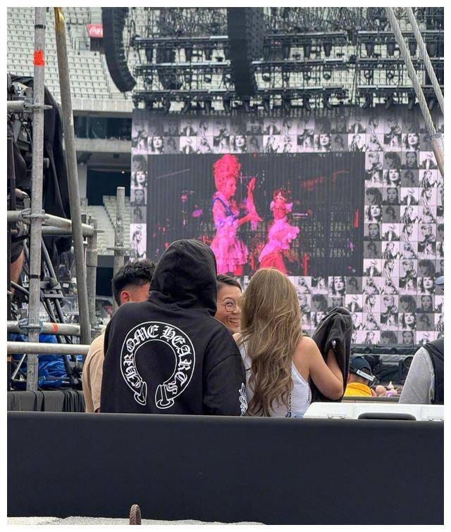 周杰伦携昆凌现身taylor swift墨尔本演唱会,引发网友热议!