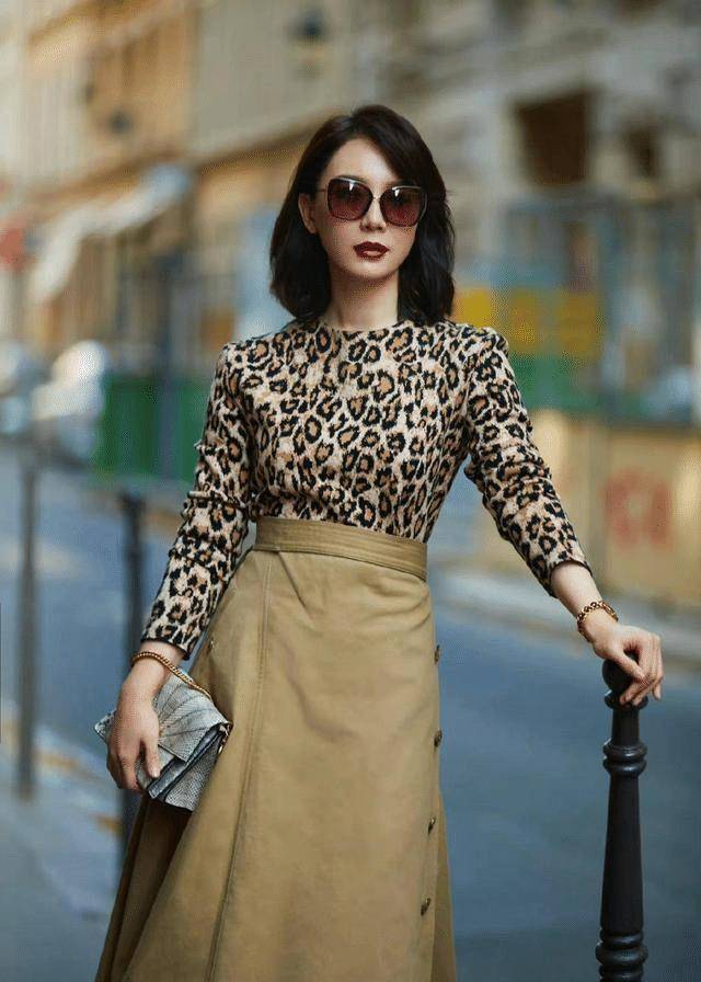 陈数才是中年女性穿搭模板,拼色大衣配小脚裤,简约又显气质_条纹_基础