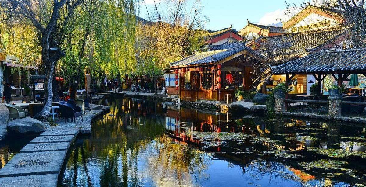 导致玉龙雪山的万年冰川浸入了位于古镇北部的九鼎龙潭