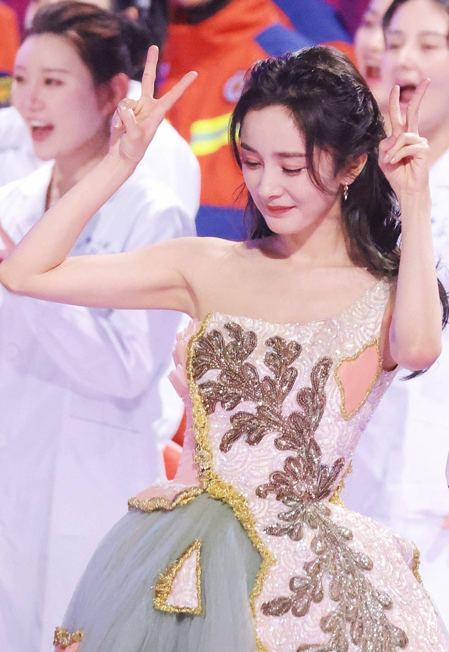 "娱乐女王"杨幂:状态青春身材性感,造型切换自如气场全开 6767