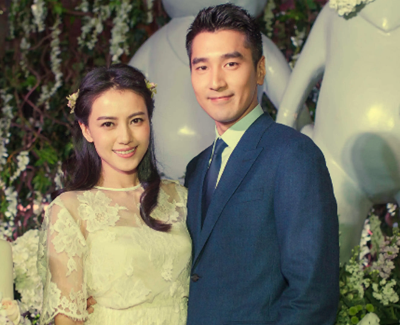 高圆圆带女儿逛公园!