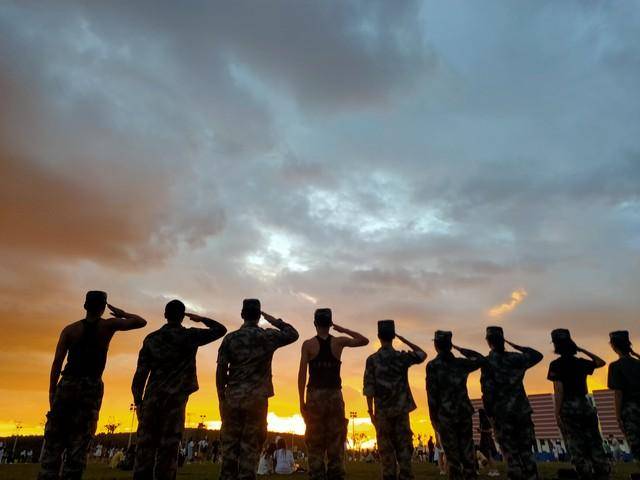 当年把顶班进厂的名额让给二哥 ,我当兵考军校,晚年生活相差甚远_弟弟