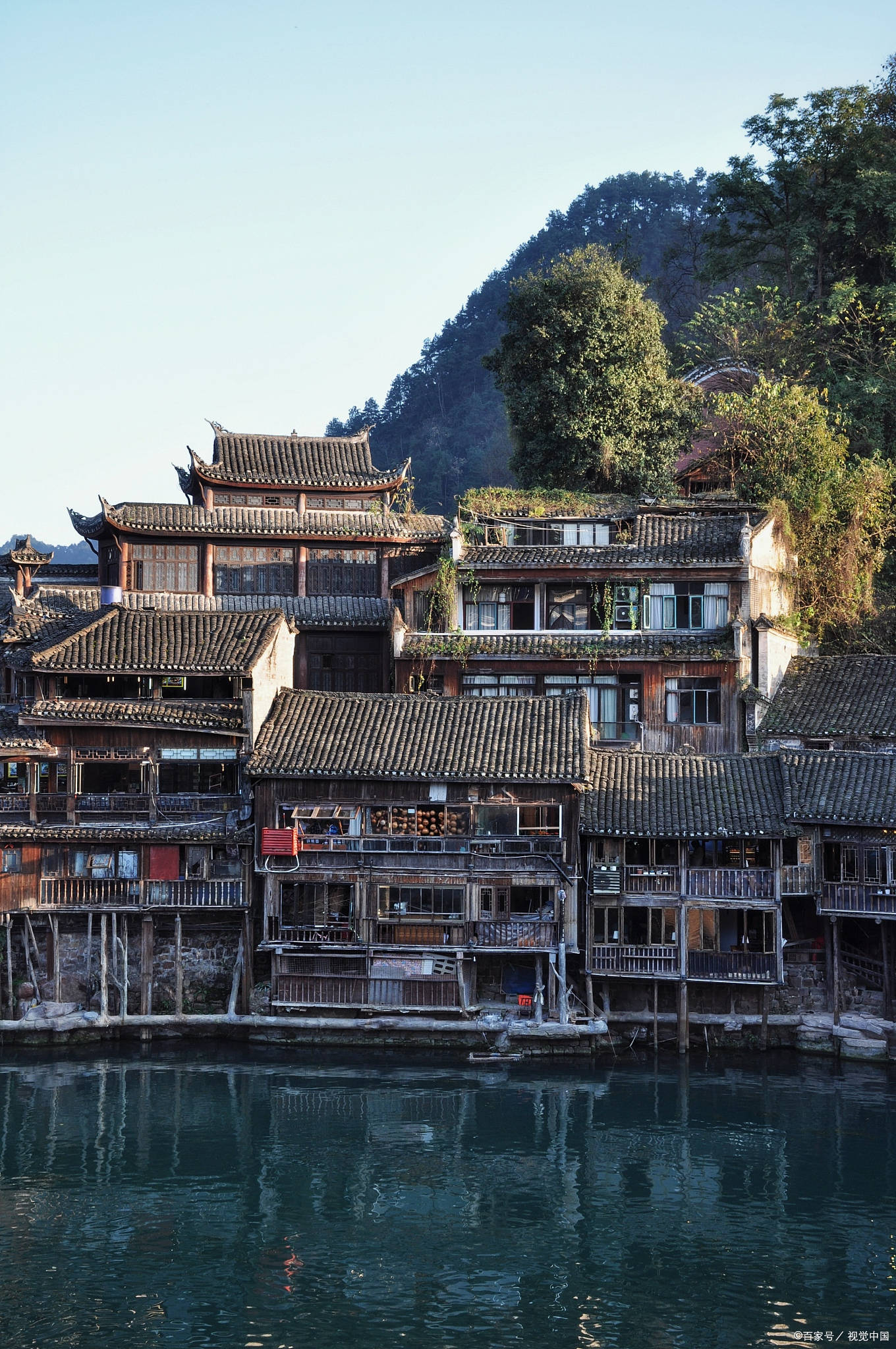 编辑早上,前往凤凰古城,游览古城内的景点,如沈从文故居,杨家祠堂等.