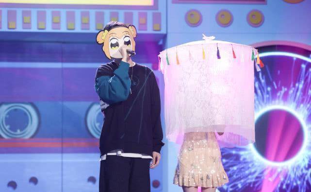 鞠婧祎蒙面纱唱歌造型绝美,没想到一脚踩空差点摔跤_大本营_经典_裙子