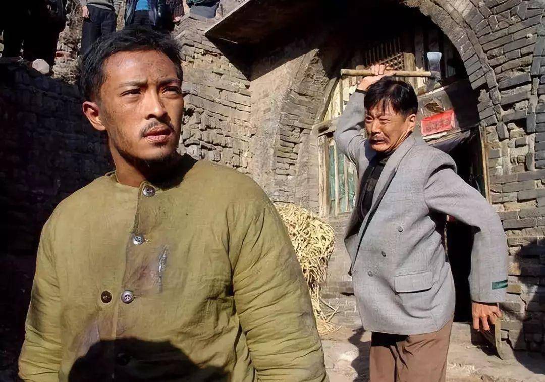 都开机了导演非得换男主,连夜找个小配角救场,意外捧出双料影帝_紫日