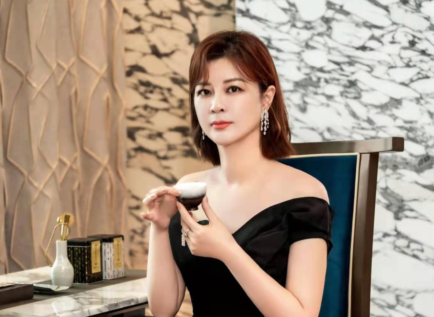 杨紫参加活动脸部未消肿,生图再次撞脸杜华,真的不是亲姐妹?