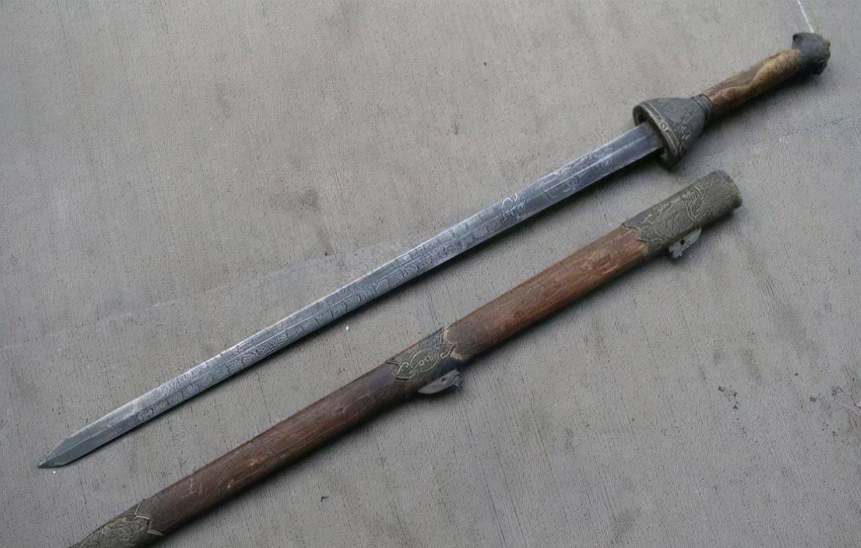 2010年,重庆老农捡到一把宝剑,专家建议其上交,他却打磨成菜刀_易守祥