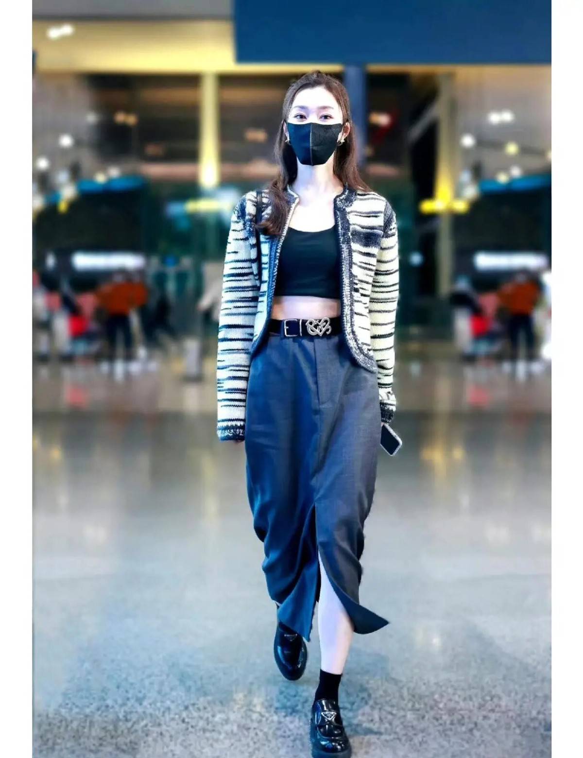 被宋轶的下班图惊艳到!穿抹胸 牛仔裤身材像葫芦,性感又迷人!