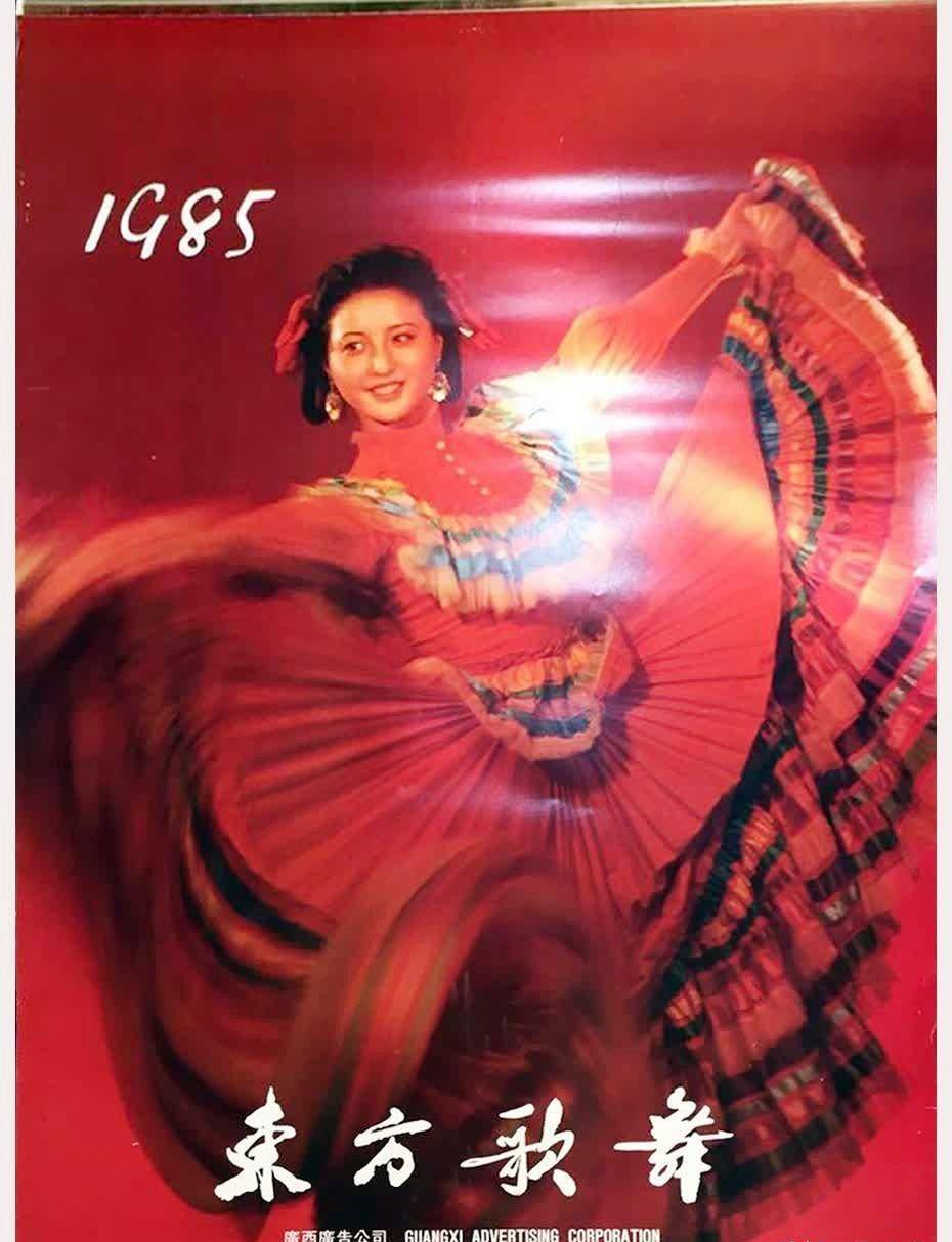 演员表情自然自信,美丽大方,体现了东方女性之美.