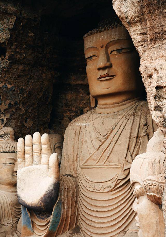 再一次看看了这7尊大佛后,我便匆匆离开了天梯山石窟景区,多少还是有