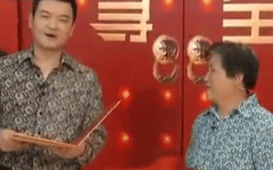 大妈用名师画作来鉴宝,专家看后说是赝品,大妈:这位