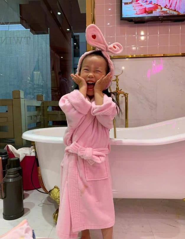 看到小s"穷养"的女儿,再看看伊能静"富养"的米粒,差距很大_孩子_教育