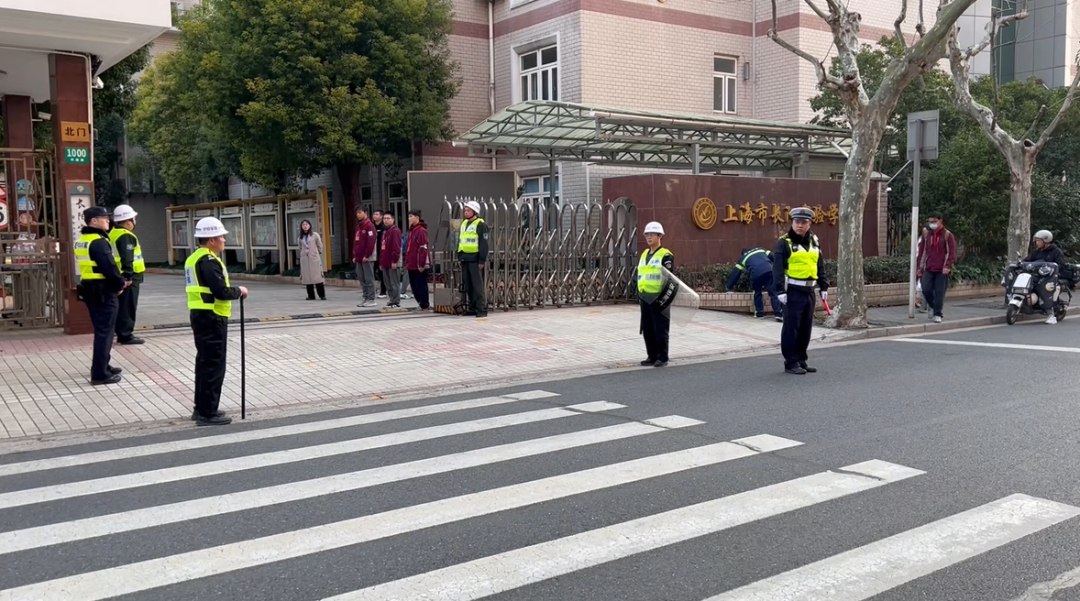 杨浦交警支队一大队民警陈骁洁表示,学校门口的怀德路比较狭窄,长度