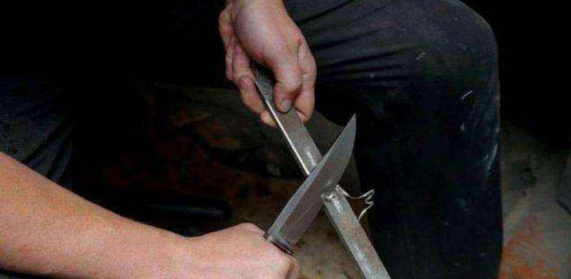 2010年,重庆老农捡到一把宝剑,专家建议其上交,他却打磨成菜刀_易守祥