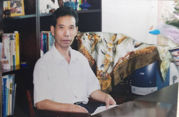 陈仁忠,福州人.上世纪六十年代,师承潘天寿和八大山人国画艺术.