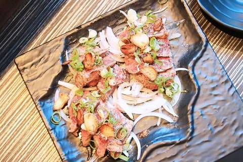 隐身台中巷弄的居酒屋 竟有让人惊艳的铁板料理_酒香_洋葱_位置