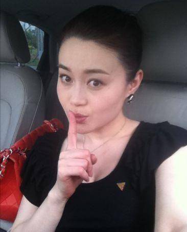 关婷娜:化妆助理当演员,被赵本山一手捧红,身材姣好却至今未婚_父母