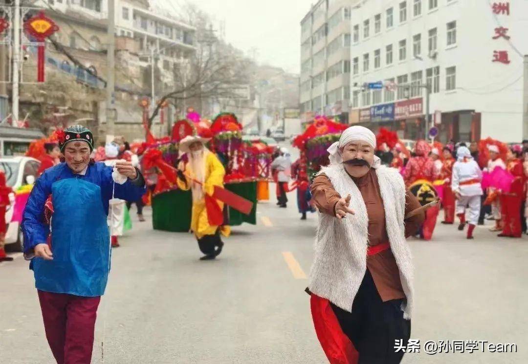 子洲传统秧歌即二十八宿秧歌,首先是起秧歌,先谒庙拜神;接着开始排门