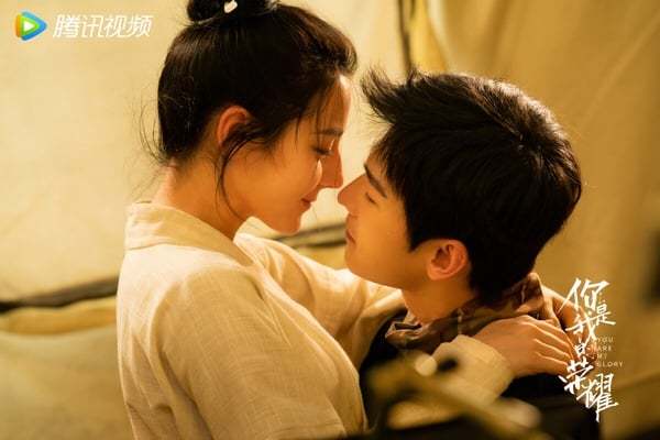 杨洋和迪丽热巴在《你是我的荣耀》的吻戏也不少.