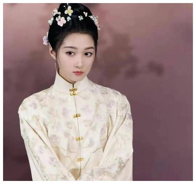 关晓彤春晚造型:马面裙尽显东方韵味,端庄大气,温文尔雅.