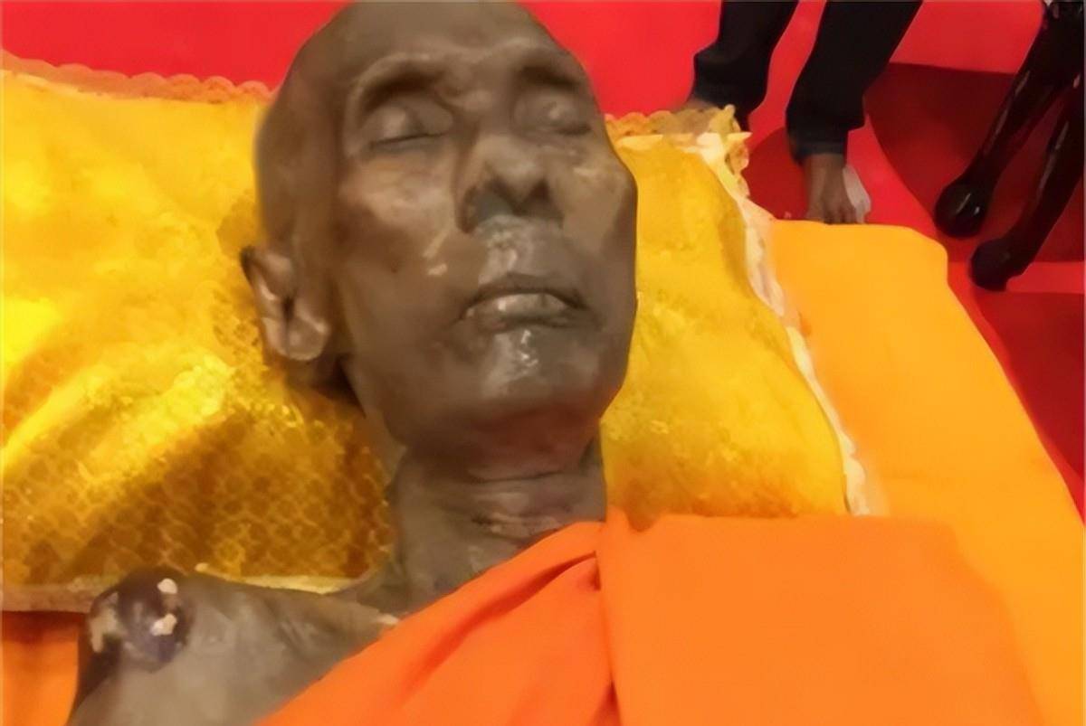 2017年,泰国一高僧去世,遗体存放100天_龙婆_寺庙_父母