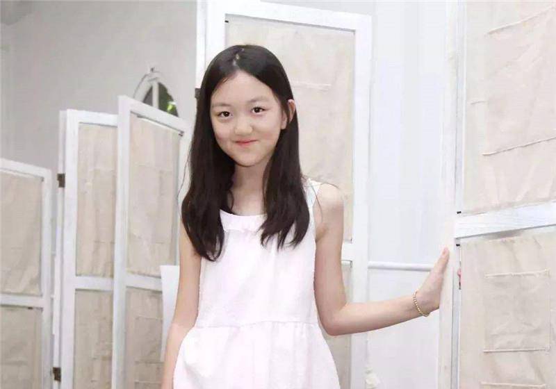 李嫣与闺蜜吃火锅,气质越来越像妈妈王菲,染回黑发青春洋溢.