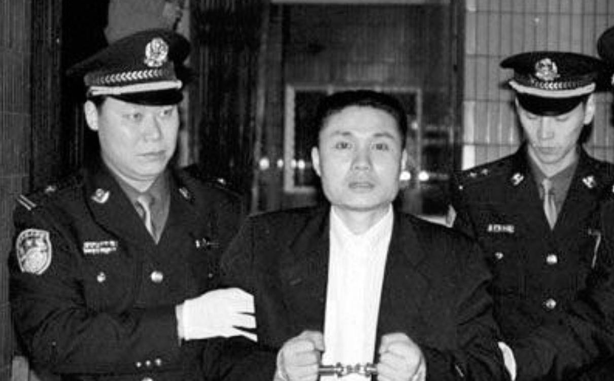 1988年,孔繁座带着一些不良少年持刀抢劫了一家商行,抢走了10多万现金