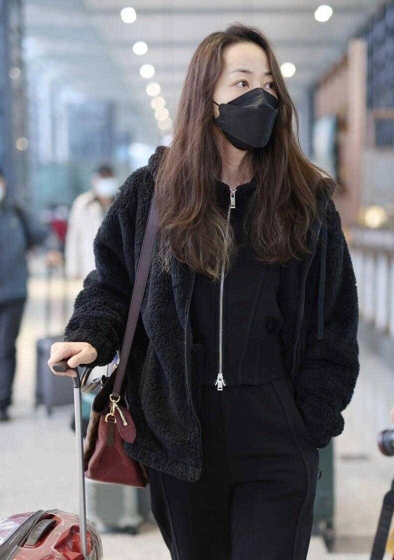 韩雪素颜走机场太会穿了,一身黑色穿搭显瘦又气质,不像38岁