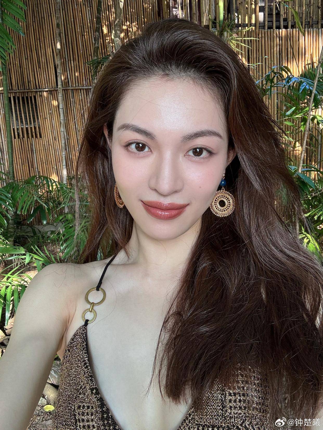 钟楚曦晒泰国plog,吊带镂空裙在国外很开放_身材_从容_姿势